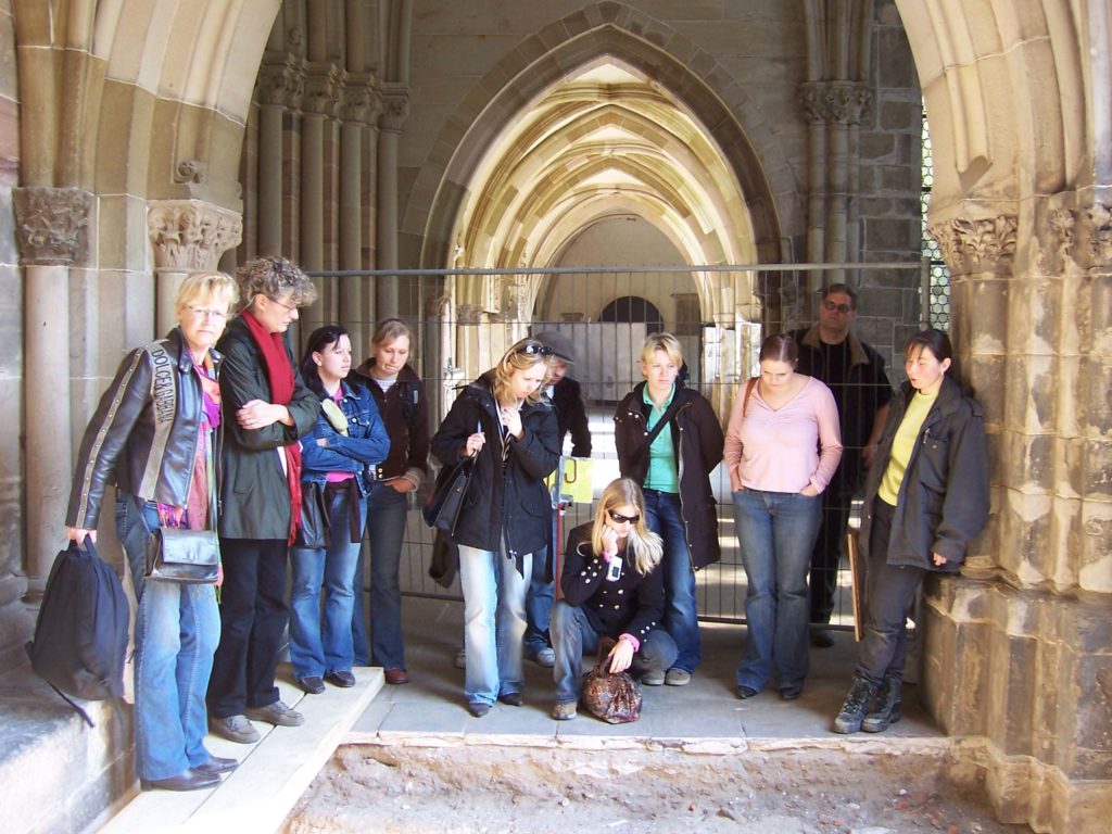 Exkursion Magdeburg 2007, Gruppenfoto im Kreuzgang des Magdeburger Domes