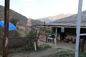 Die Kirche des armenischen Klosters Goschavank von einem benachbarten Wohnhaus aus gesehen