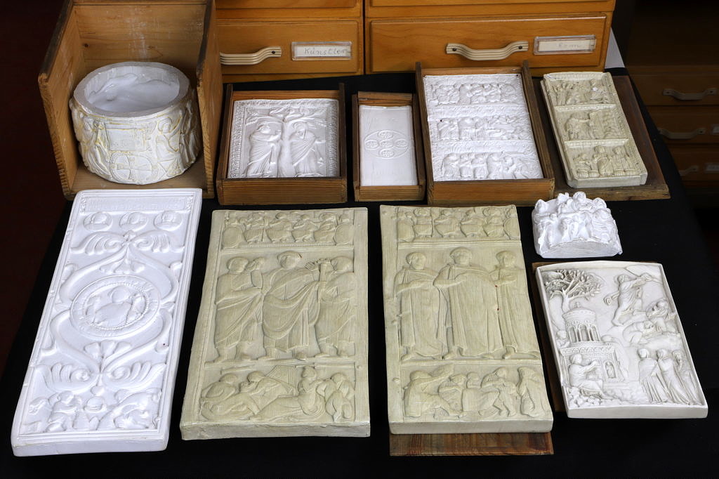 Abgüsse frühchristlicher Elfenbeinschnitzereien aus dem Besitz des Lehrstuhls für Christliche Archäologie (Übersichtsfoto)