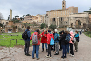 Rom, Exkursion 2025_Die Gruppe im Forum Romanum
