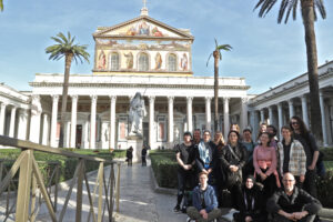 Rom, Exkursion 2025_Gruppenfoto im Atrium von San Paolo fuori le mura