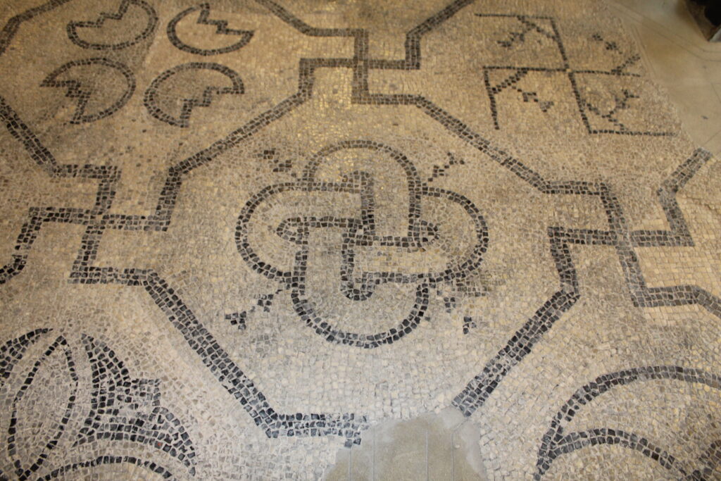 spätantiken Trikonchos-Basilika von Concordia Sagittaria (Ve, Italien), Bodenmosaik